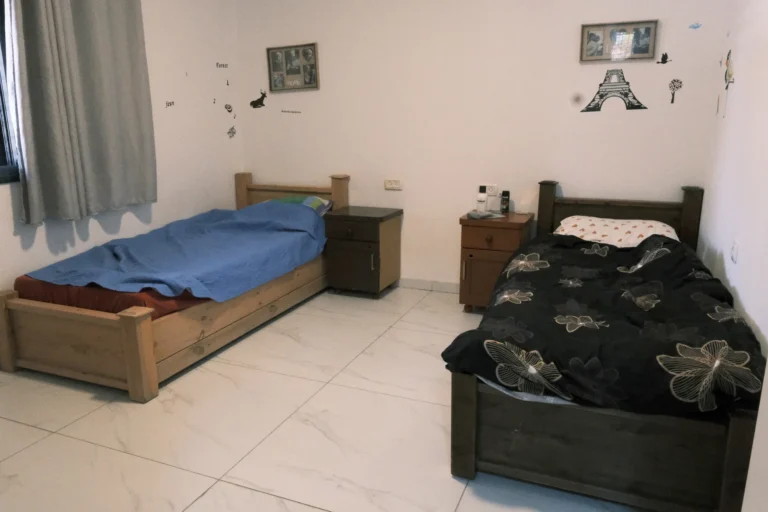 חדר שינה לשני דיירים במעון אביב