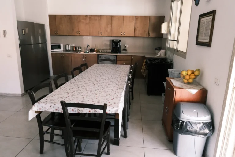 מטבח ופינת אוכל משותפת במעון אביב