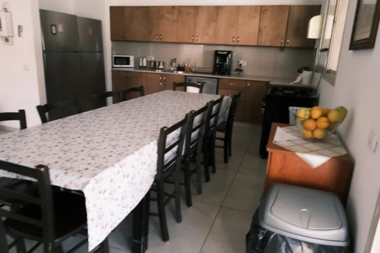 שולחן אוכל ארוך במטבח מעון אביב